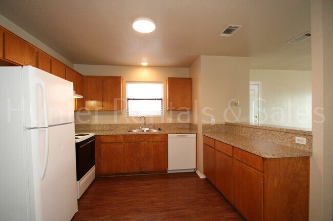 Building Photo - Spacious Three-Bedroom!