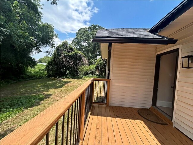 Building Photo - 1701 Lanier Dr SW