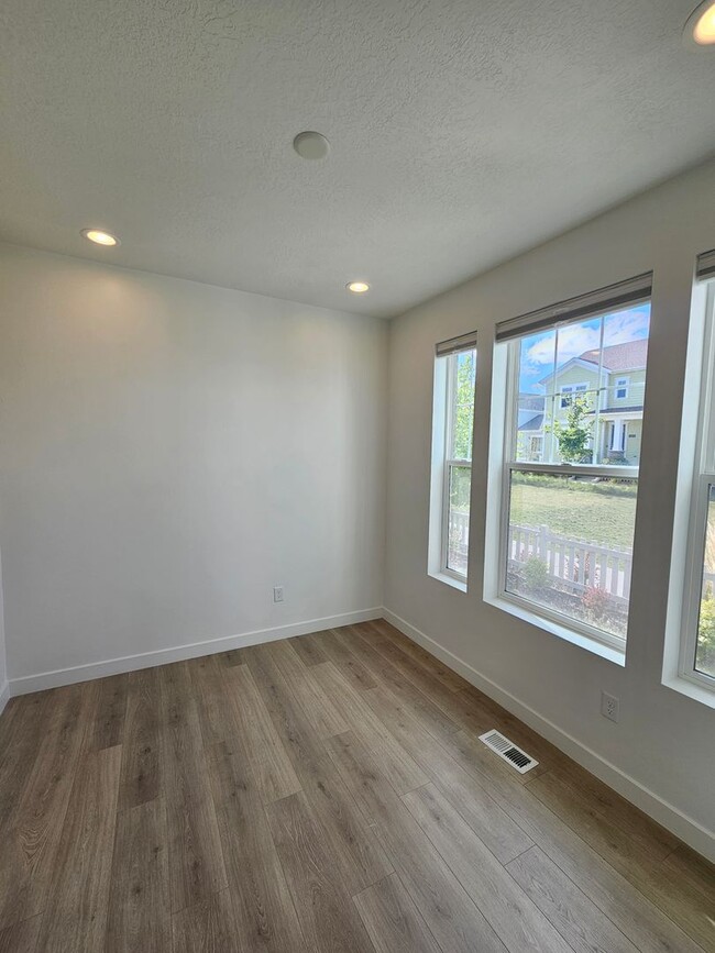 Building Photo - Amazing 4 Bed, 3.5 Daybreak Home with Office