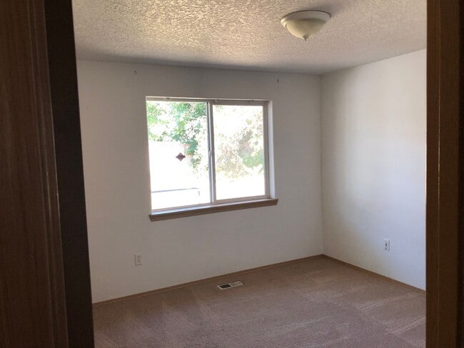 Building Photo - 1 Month Free – Updated 3BR/2BA Ranch in Mo...