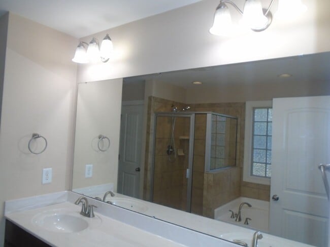 Building Photo - Stunning 5-Bedroom, 3.5-Bath Home with Bon...