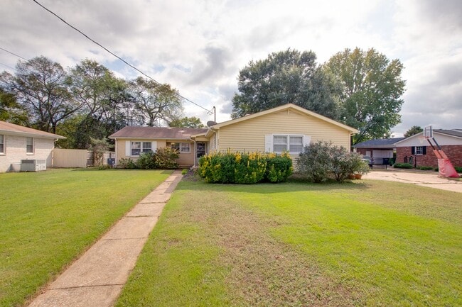 Building Photo - 904 SE Chatterson Rd