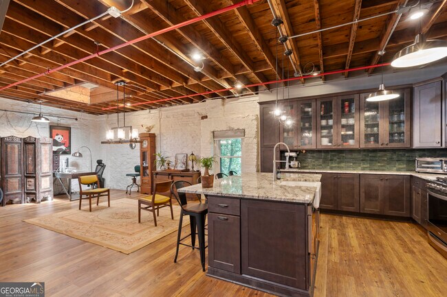 Building Photo - 585 White Cir