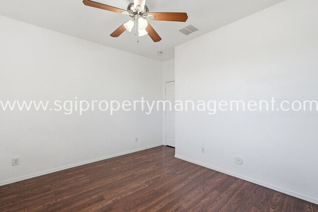 Building Photo - 6827 N 71st Dr