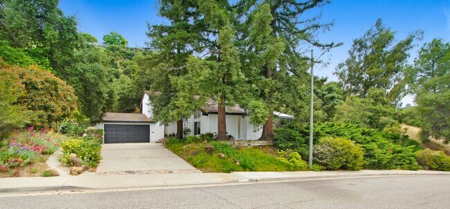 Building Photo - Rent this Beautiful 5 BEDROOM HOME NOW!