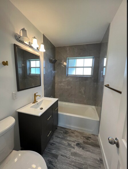 Building Photo - 1011 Bianca Dr NE