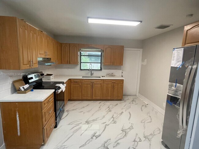 Primary Photo - 21123 E Dixie Hwy