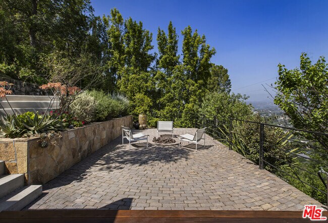 Building Photo - 631 Cross Ave