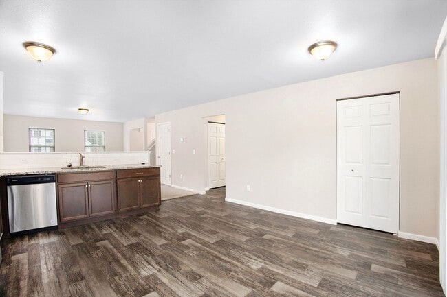 Building Photo - Immediate Occupancy Available!