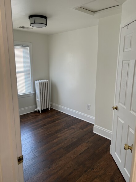 The larger of the two guest bedrooms. - 126 Merion Ave