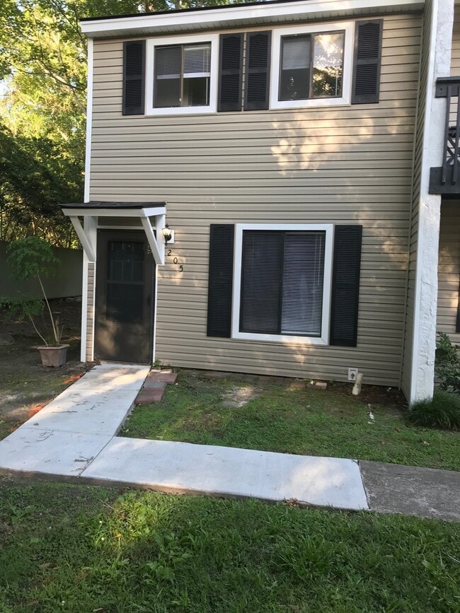 Building Photo - Adorable Townhome