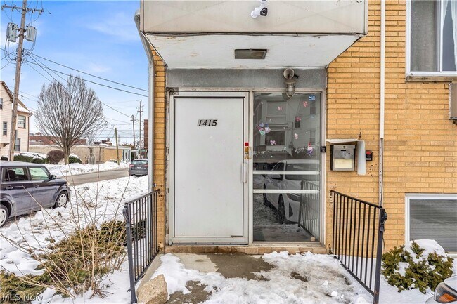 Building Photo - 1415 Wyandotte Ave