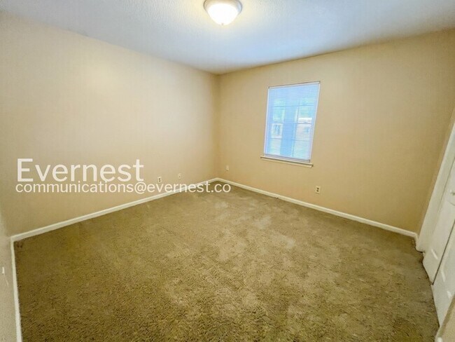 Building Photo - 2 Bed/1.5 Bath Townhome with Off-Street Parking / Pet-Friendly / Coming Soon!