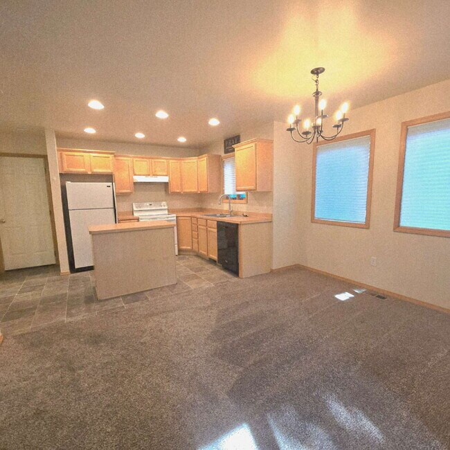 Building Photo - 2 Bedroom 2.5 bathroom near Golf Course