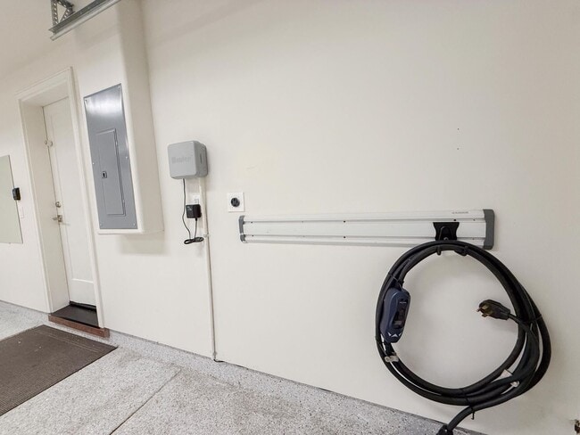 Building Photo - Newer Modern Single Family Home With Cupertino Schools