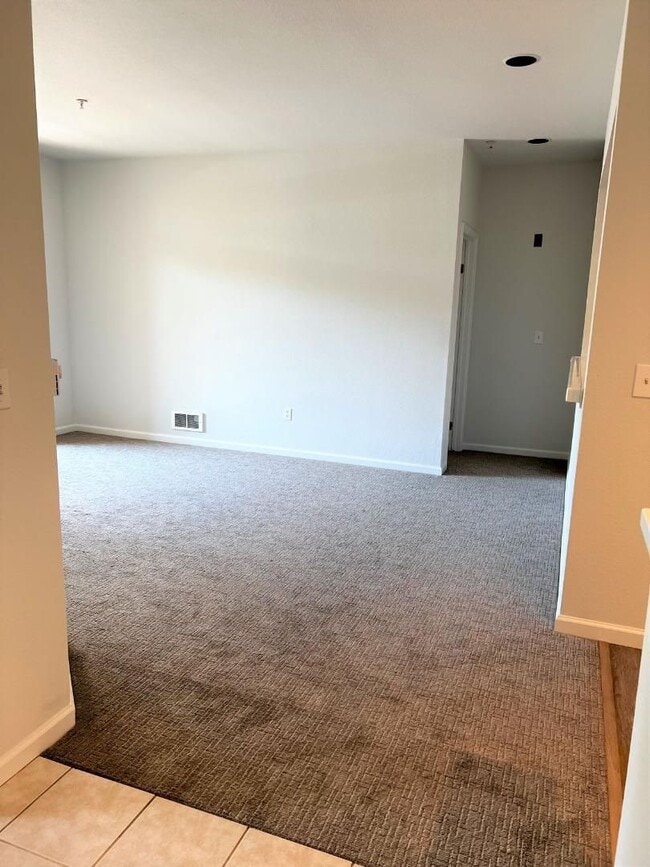Building Photo - Spacious 2BR/2BA Redwood Shores Condo with Balcony, Natural Light & Garage Parking