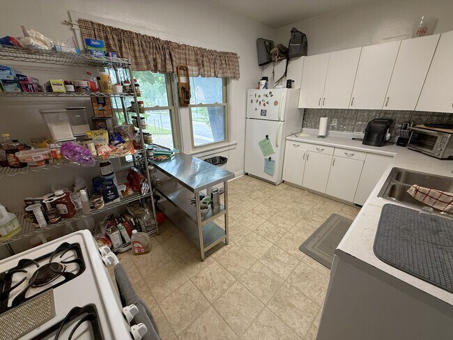 Building Photo - 1325 St James Ct