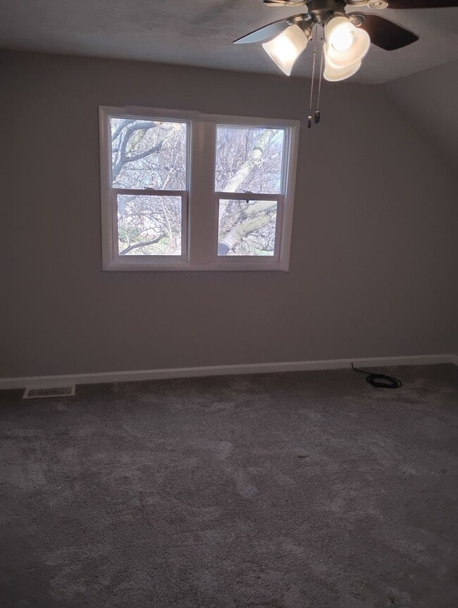 Building Photo - 4 Bedroom 1 Bath