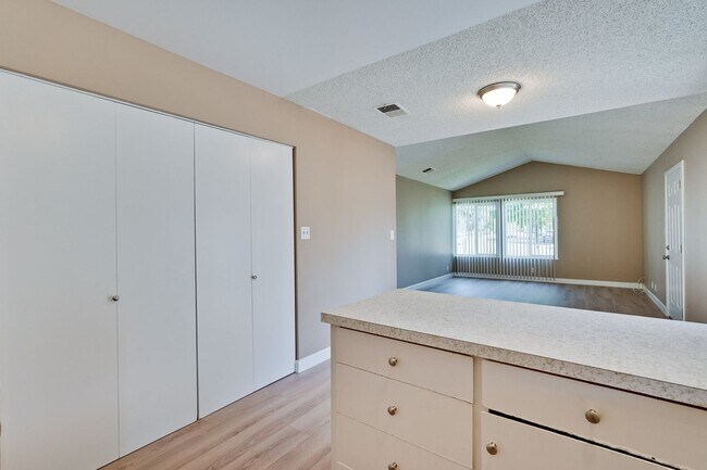 Building Photo - Remodeled 2 Bed 1 Bath Condo!