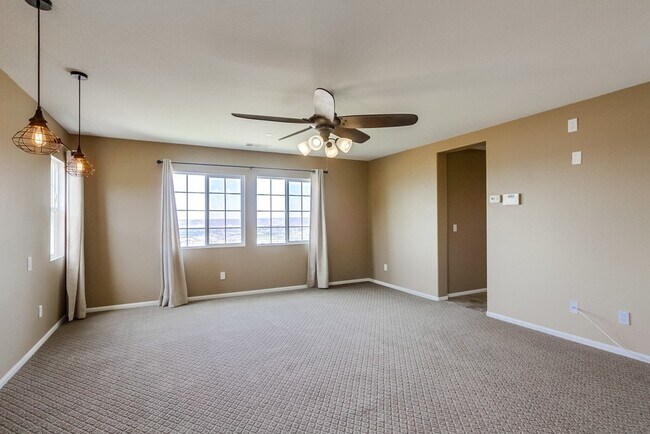 Building Photo - Beautiful Sky Ranch home with Spectacular Views!