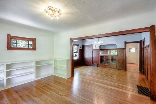 Building Photo - Mid Town 2 Bedroom 2 Bathroom 1260 Sqft. B...