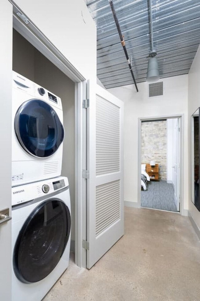 Building Photo - 1009 W Juneau Ave