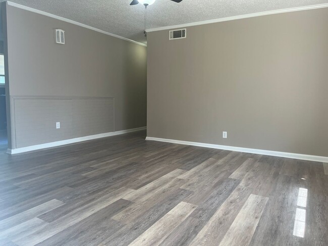 Building Photo - Spacious 4 bedroom 1.5 bath house