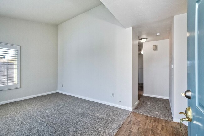Building Photo - Stunning Single-Level Home