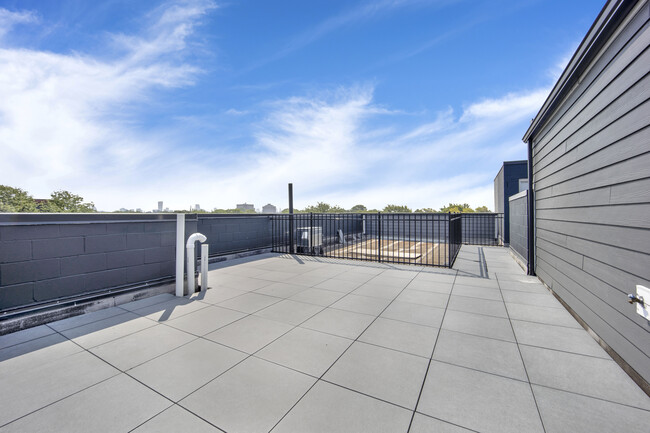 Building Photo - 2221 W Lawrence Ave