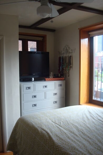Bedroom alcove with 2 windows - 57 Salem St