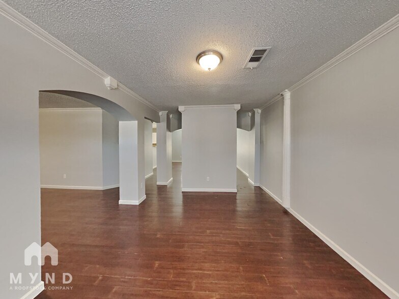 Building Photo - 909 Shady Brook Ln