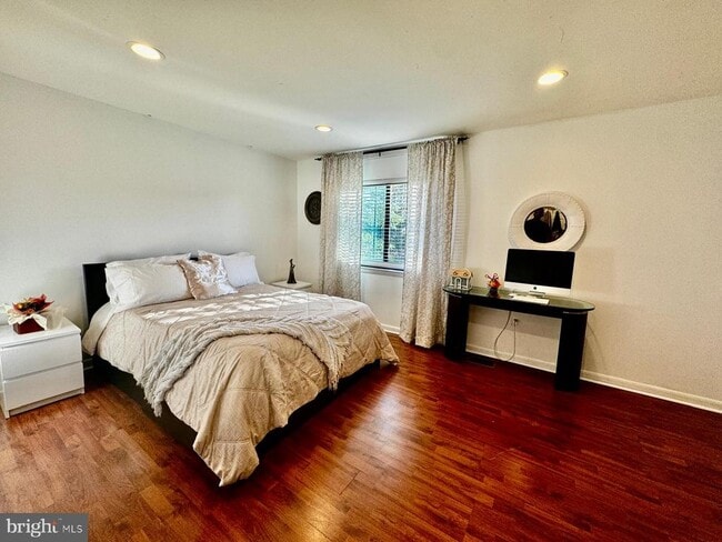 Building Photo - 8402 Jinetes Ct