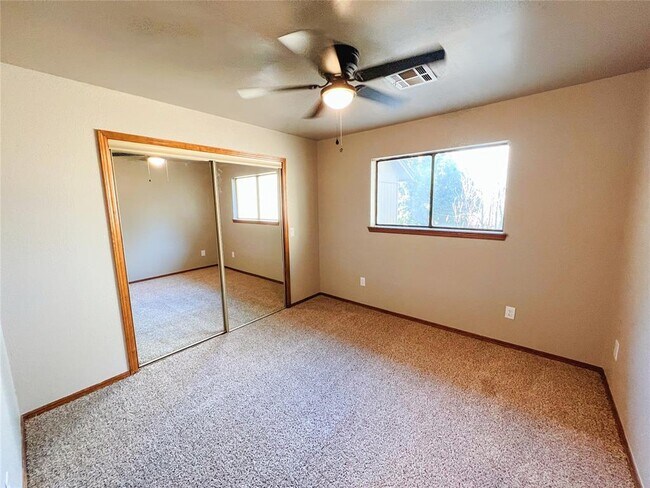 Building Photo - 213 Woodbridge Cir