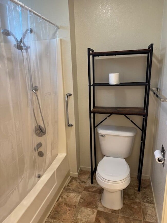 Building Photo - 2 Bedroom Home