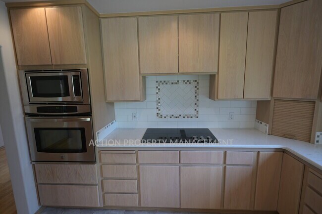 Building Photo - 2 bed + office, 2 bath, 2 car garage condo in Sunland