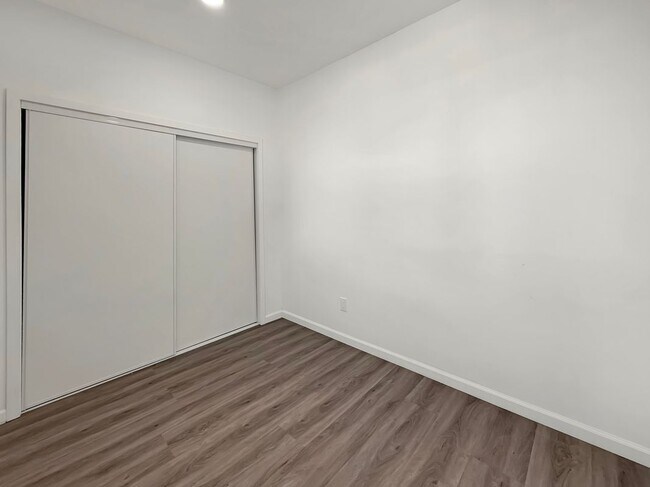 Building Photo - 442 Lightcap St