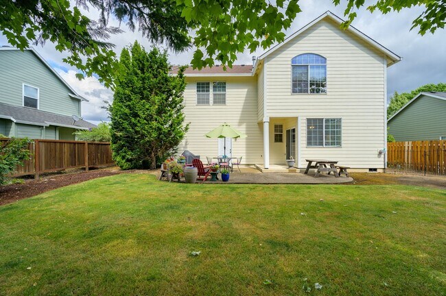 Building Photo - Large 3 Bed, 2.5 Bath Home in McMinnville-...