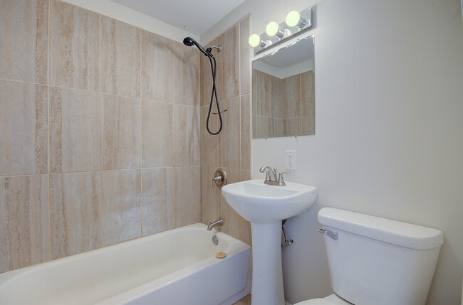 Building Photo - 1512 N May St