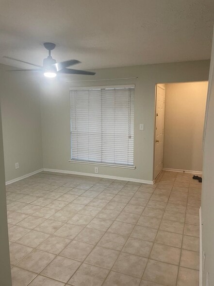 Lounge/Dining area - 6822 Glenridge Dr