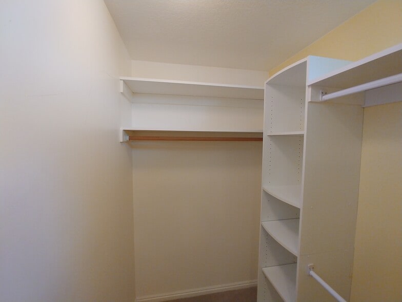 Building Photo - 936 Meadowbrook Dr