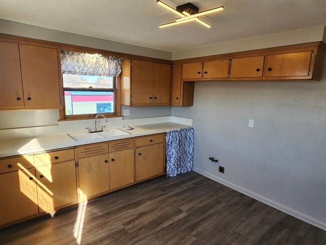 Building Photo - 2 bedroom upper