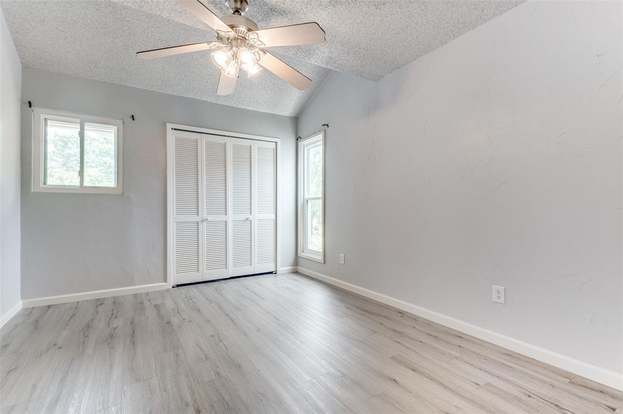 Building Photo - 4 Oakbrook Dr