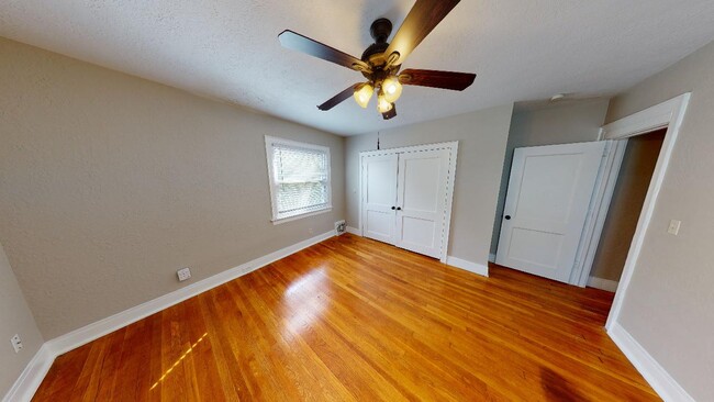 Building Photo - 3924 Warwick