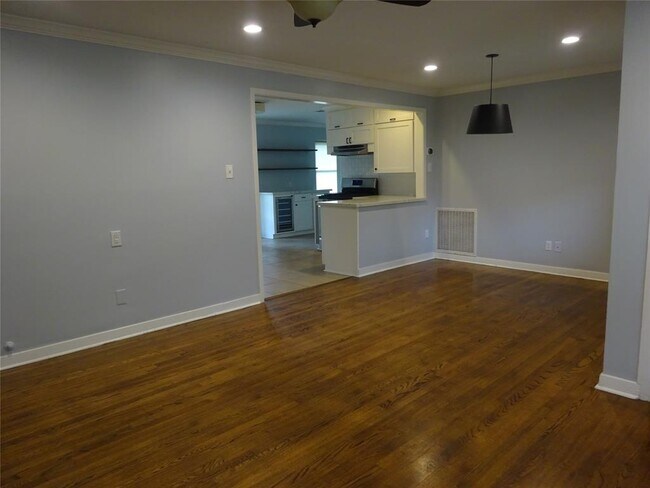 Building Photo - 2231 Saxon Dr