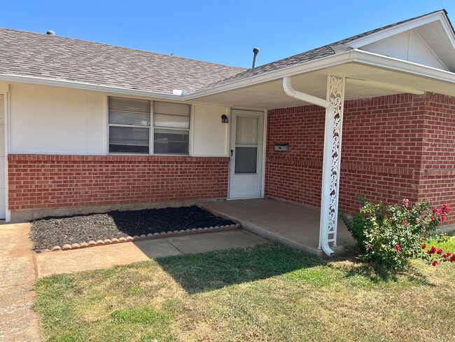 Building Photo - 3 Bedroom Home in Prime MOORE Location!