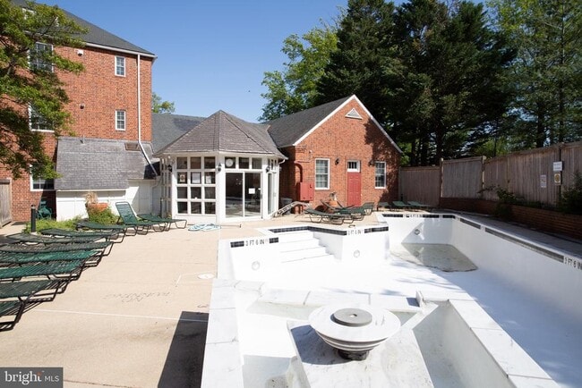 Building Photo - 1612 W Abingdon Dr