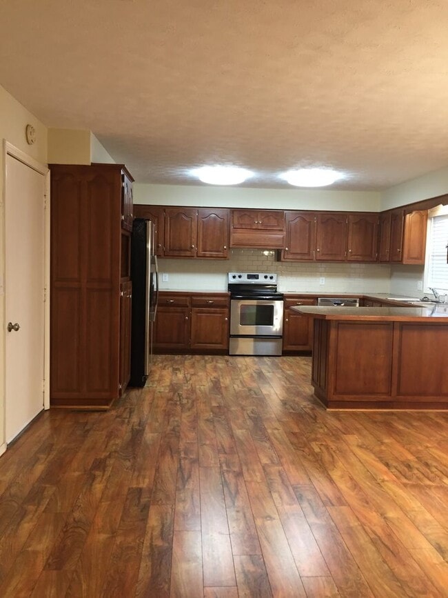 Building Photo - Executive Rental Nestled in Hickory Ridge ...