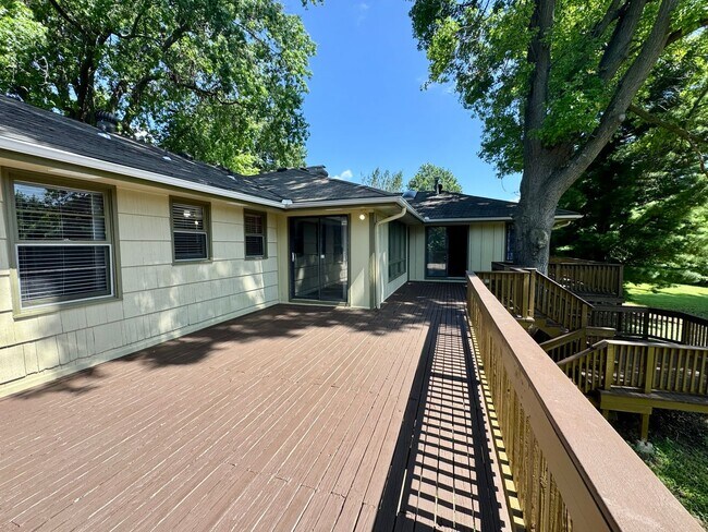 Building Photo - Spacious, Private Retreat in the Heart of the City