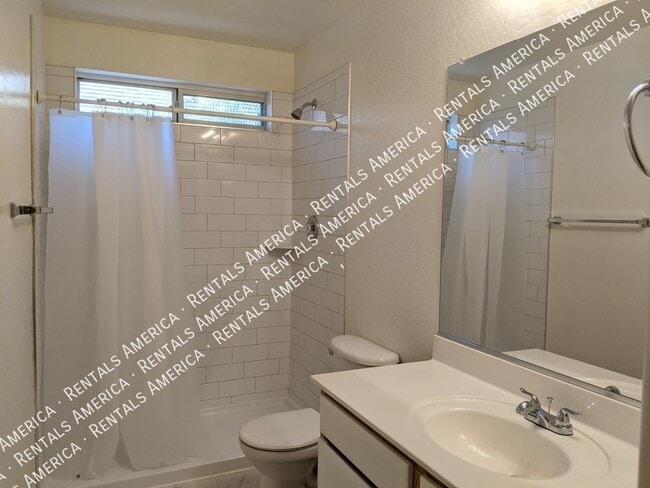 Building Photo - 895 E Lakeview Dr