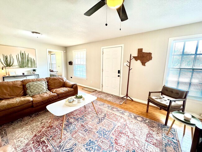 Building Photo - Blue Wall Oasis Mid-Term Rental 2/1 with a...